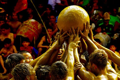 Bac Giang province's traditional all-male mud wrestling competition  - ảnh 2